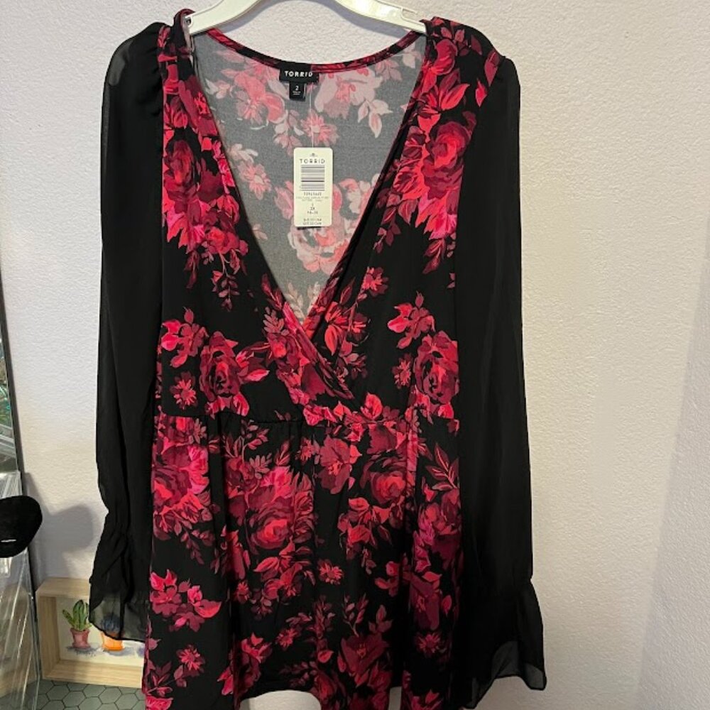 NWT Torrid Fuchsia & black floral Size 2 ruffle wrist blouse